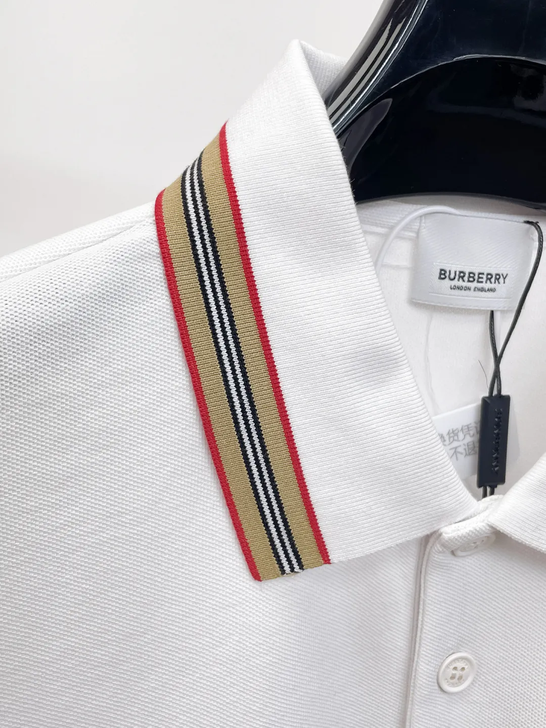 BURBERRY New Arrival Polo shirt, complete with three labels, original fabric, original customized accessories, official Same Style, using 210 grams of pure cotton pique fabric, customized same-tank dyed fabric, very comfortable and smooth to the touch, very wide and stylish, produced by a first-line brand on behalf of Factory, imported Behringer embroidery machine, embroidery is full and textured, imported Kangli direct-injection machine, printing is clear and textured, the collar rib is woven with imported yarn It will not lose shape after being worn for a long time. It is the most New Arrival style in spring and summer. It is fashionable and individual. It is super Versatile and looks good. It is very suitable for both men and women. It is a must-have for everyone. Size: S-XXL
